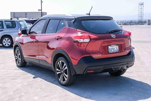Cayenne Red / Super Black 2018 Nissan Kicks SV