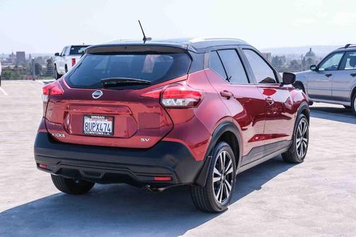 Cayenne Red / Super Black 2018 Nissan Kicks SV