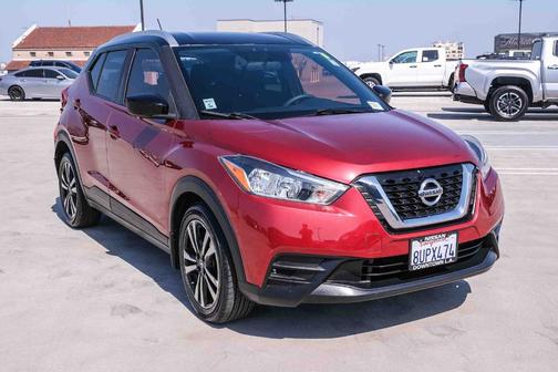 Cayenne Red / Super Black 2018 Nissan Kicks SV