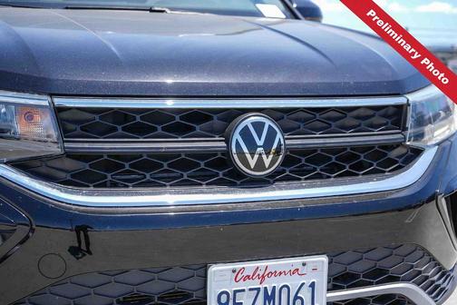 Deep Black Pearl Effect 2023 Volkswagen Taos 1.5T SE