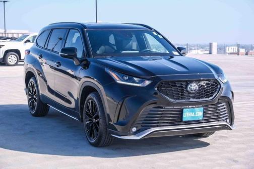 Midnight Black Metallic 2025 Toyota Highlander XSE