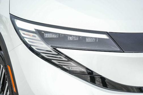 Everest White P 2026 Nissan Leaf SV+