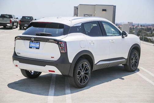 Aspen White Tri 2026 Nissan Kicks SR