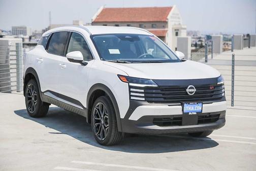 Aspen White Tri 2026 Nissan Kicks SR