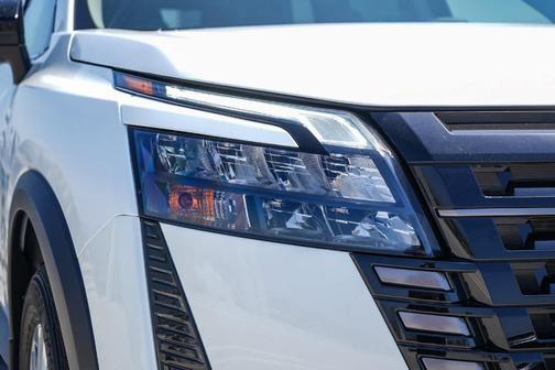Everest White P 2026 Nissan Pathfinder SL