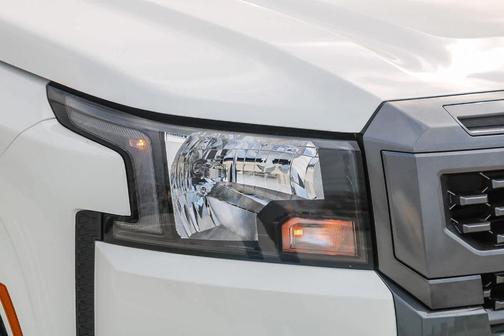 Glacier White 2025 Nissan Frontier SV