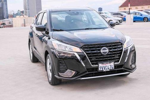 Super Black 2025 Nissan Kicks Play S