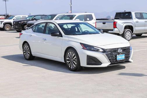 Glacier White 2025 Nissan Altima SV