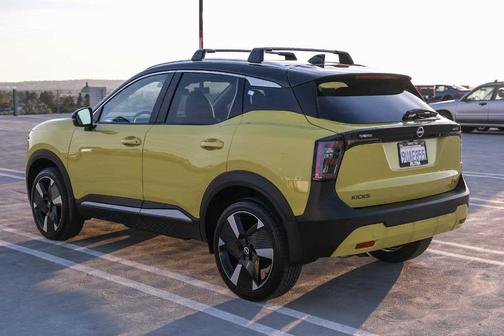 2t Ylw Blk Roof 2025 Nissan Kicks SR