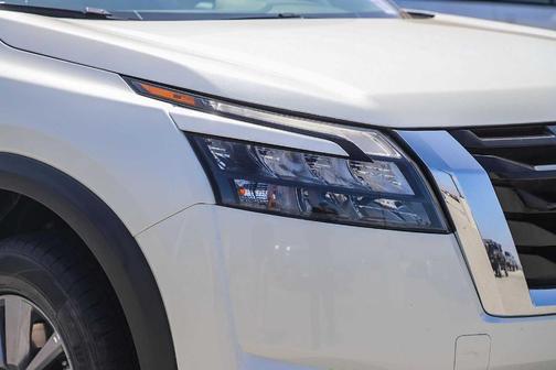 White 2024 Nissan Pathfinder SV