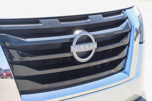 White 2024 Nissan Pathfinder SV