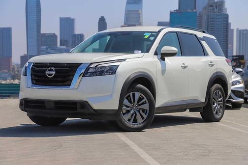 White 2024 Nissan Pathfinder SV