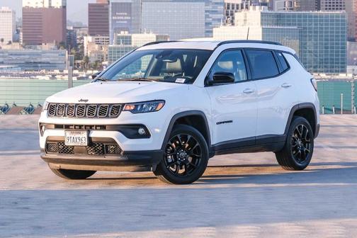 Bright White Clearcoat 2025 Jeep Compass Latitude