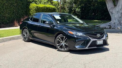 Midnight Black Metallic 2019 Toyota Camry SE
