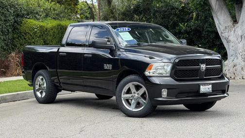 Brilliant Black Crystal Pearlcoat 2018 RAM 1500 Express