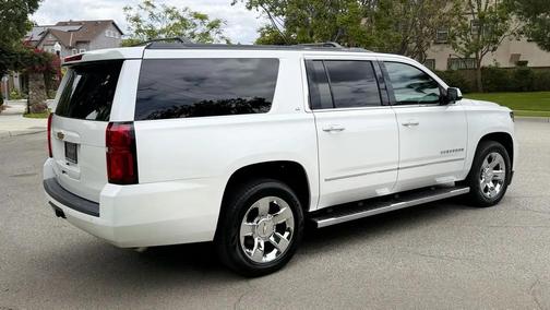 Iridescent Pearl Tricoat 2018 Chevrolet Suburban LT
