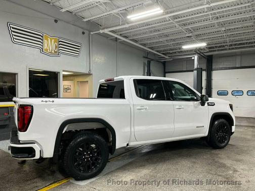 2025 GMC Sierra 1500 Elevation