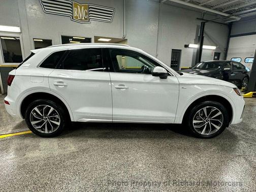 Glacier White Metallic 2023 Audi Q5 45 S line Premium Plus