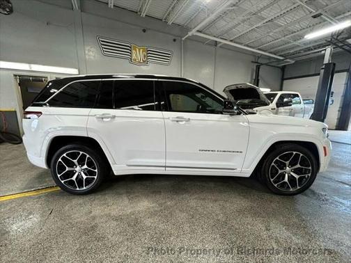 2022 Jeep Grand Cherokee Summit
