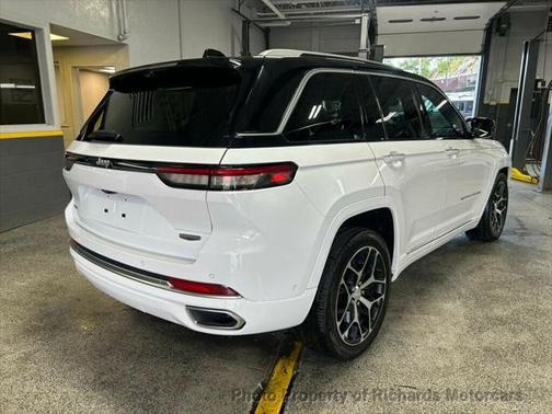 2022 Jeep Grand Cherokee Summit