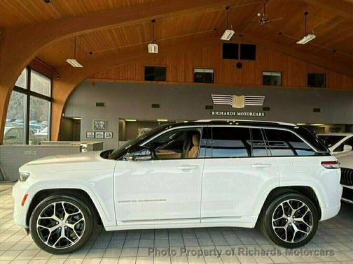 2022 Jeep Grand Cherokee Summit