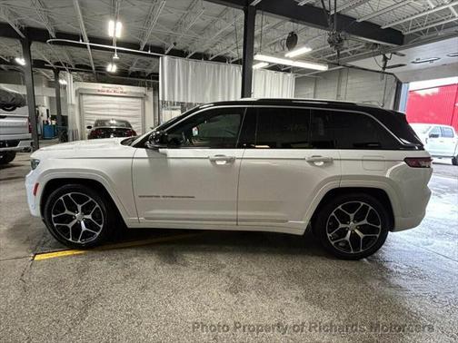 2022 Jeep Grand Cherokee Summit