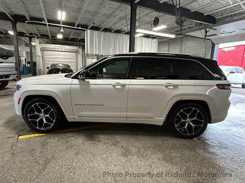 2022 Jeep Grand Cherokee Summit