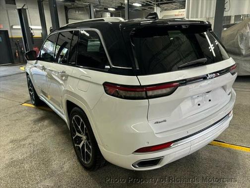 2022 Jeep Grand Cherokee Summit
