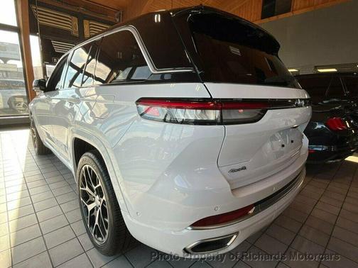 2022 Jeep Grand Cherokee Summit