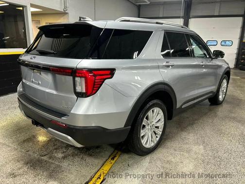 Iconic Silver Metallic 2025 Ford Explorer Platinum