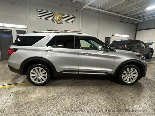Iconic Silver Metallic 2025 Ford Explorer Platinum