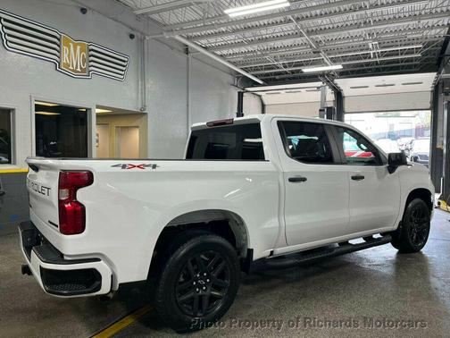 Summit White 2022 Chevrolet Silverado 1500 Custom