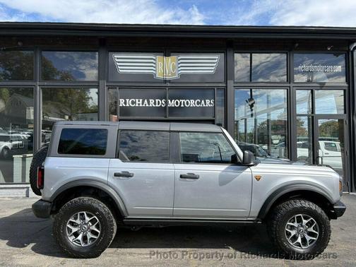 Iconic Silver Metallic 2024 Ford Bronco Badlands