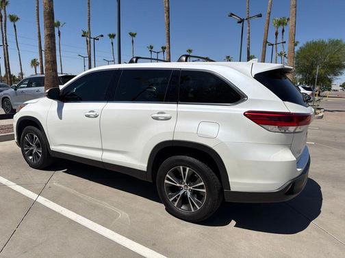 Blizzard Pearl 2019 Toyota Highlander LE Plus
