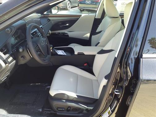 2025 Lexus ES 300h Base