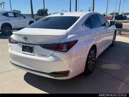 2022 Lexus ES 300h Base
