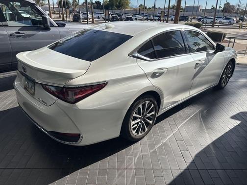 2022 Lexus ES 300h Base