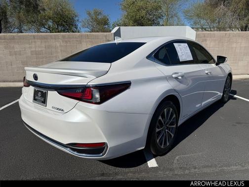 2022 Lexus ES 300h Base