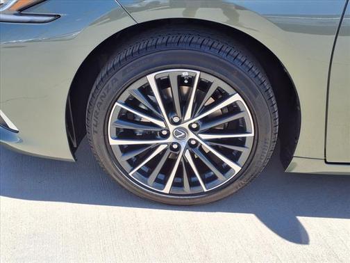 2025 Lexus ES 300h Base