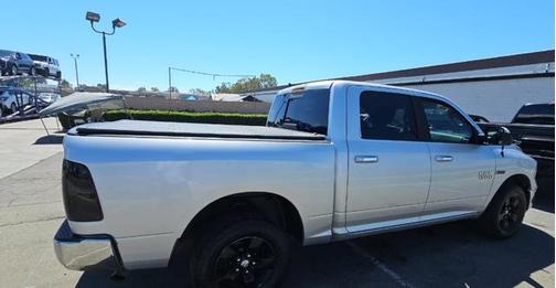 Bright Silver Metallic Clearcoat 2016 RAM 1500 SLT