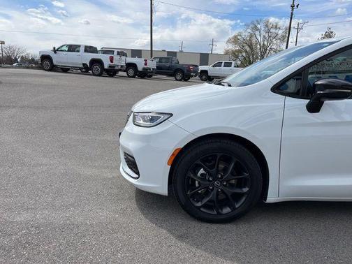 Bright White Clearcoat 2026 Chrysler Pacifica Limited