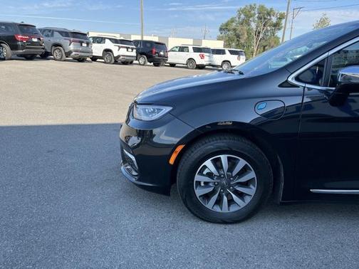 2023 Chrysler Pacifica Hybrid Limited