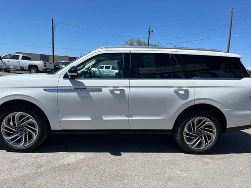 White Metallic 2025 Lincoln Navigator Reserve