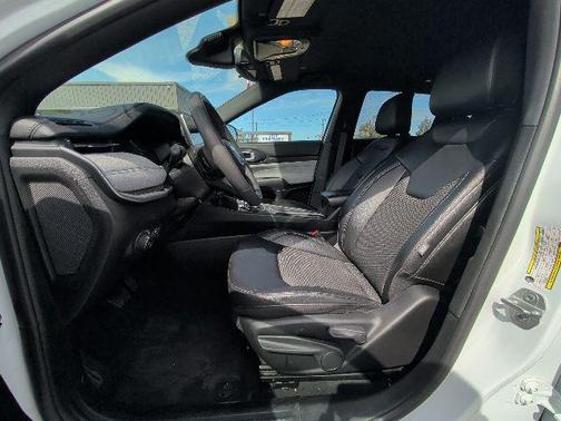 Bright White Clearcoat 2024 Jeep Compass Latitude