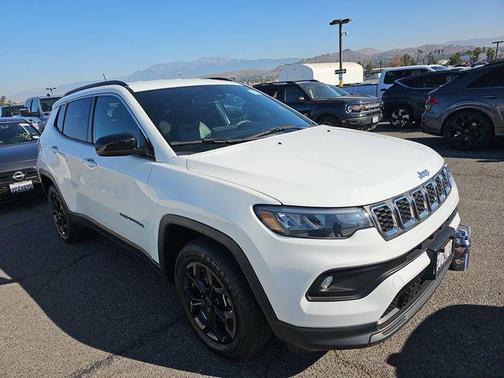 Bright White Clearcoat 2024 Jeep Compass Latitude