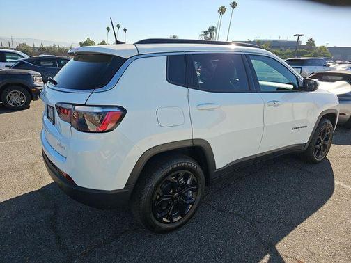 Bright White Clearcoat 2024 Jeep Compass Latitude