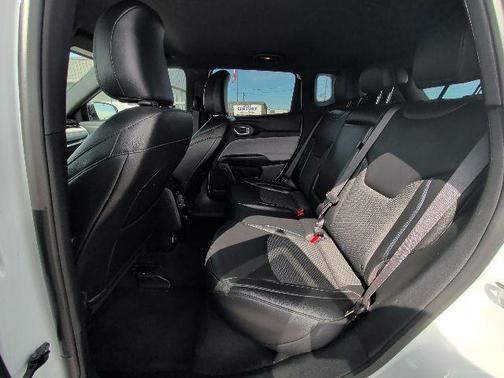 Bright White Clearcoat 2024 Jeep Compass Latitude