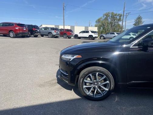 2017 Volvo XC90 T6 Momentum