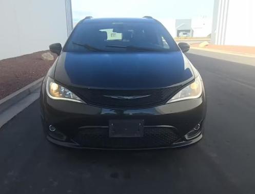 Brilliant Black Crystal Pearlcoat 2018 Chrysler Pacifica Touring-L Plus