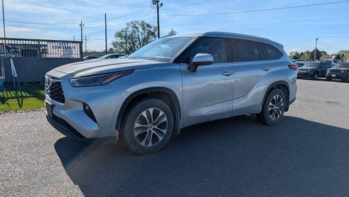 Celestial Silver Metallic 2022 Toyota Highlander XLE